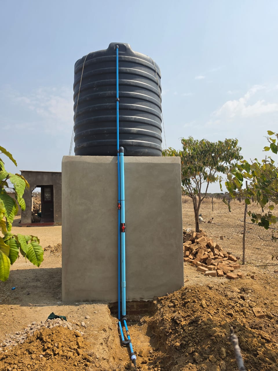 Borehole water tank and pump installation
