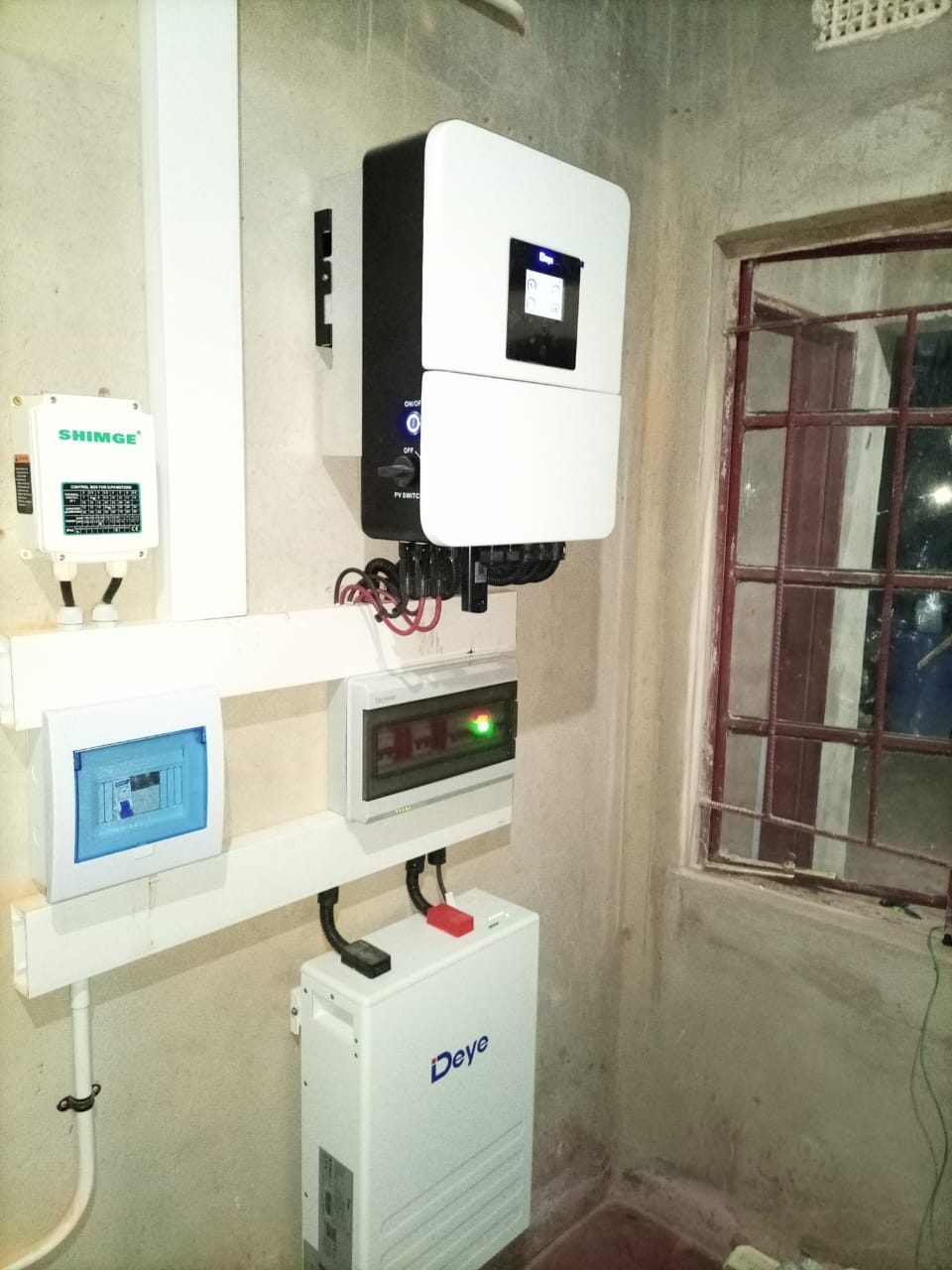 Hybrid inverter, distribution boards and battery installation